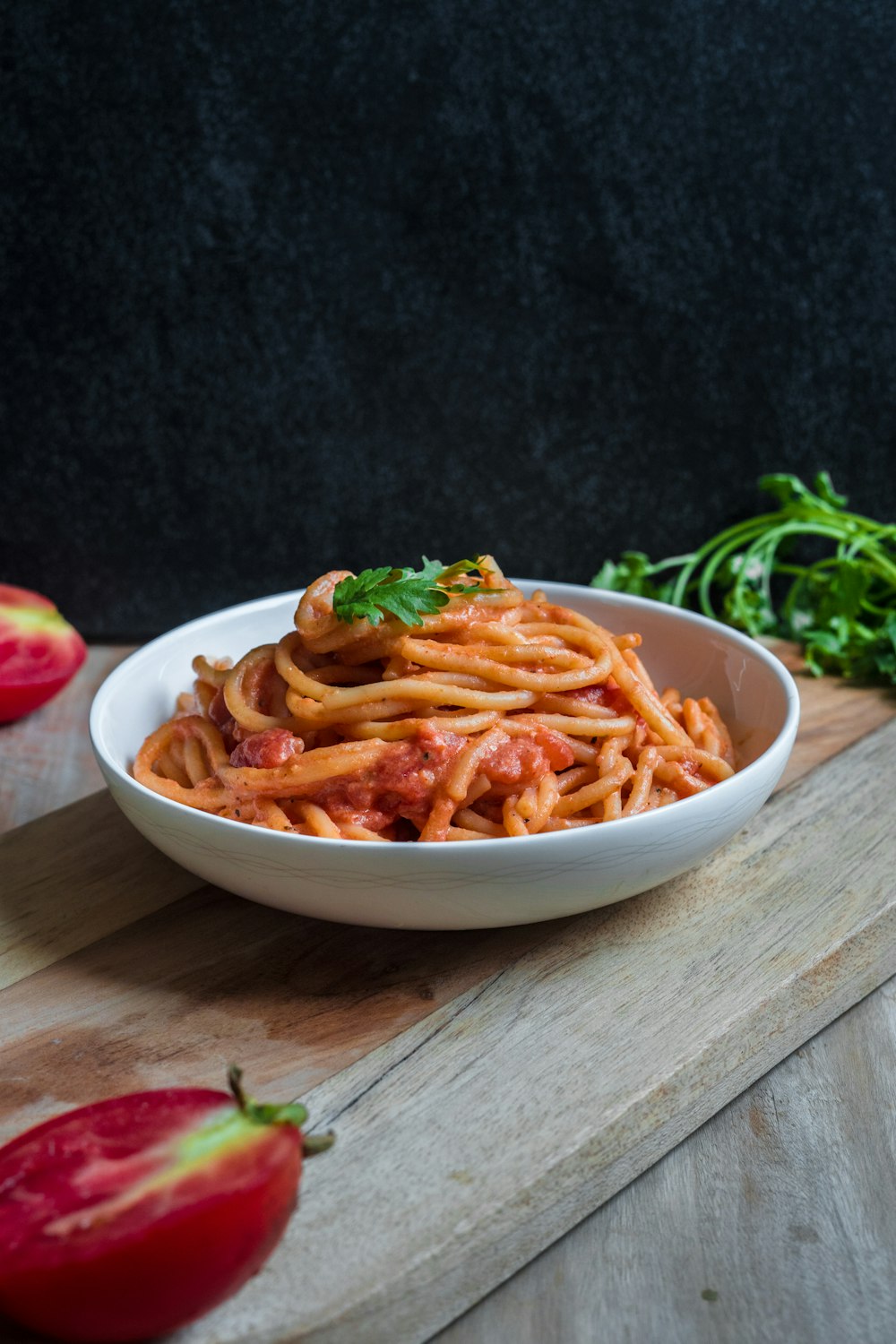 Plato de pasta en cuenco de cerámica blanca