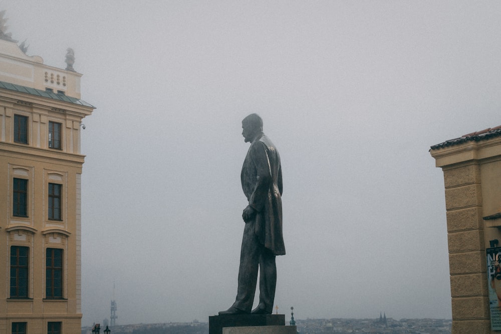 man in robe statue during daytime