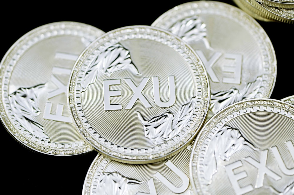 Une pile de pièces en peso mexicain en argent