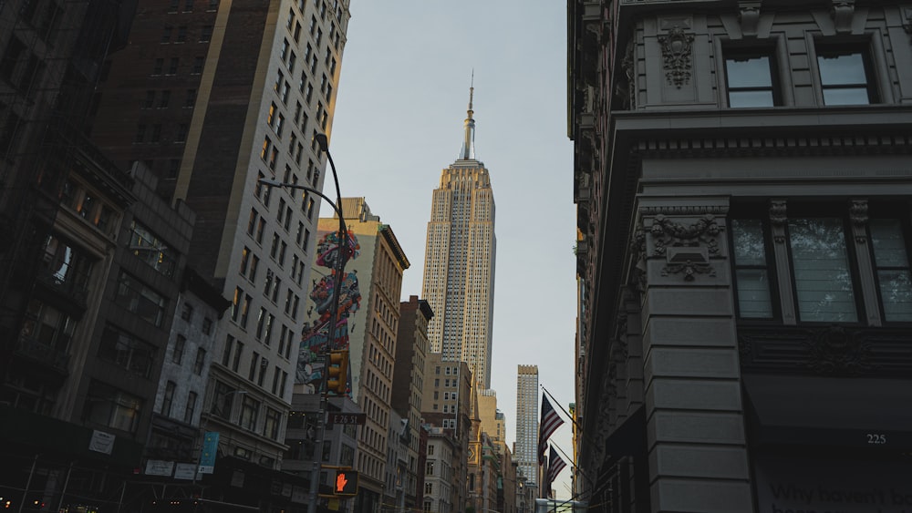 Edificio de hormigón blanco durante el día