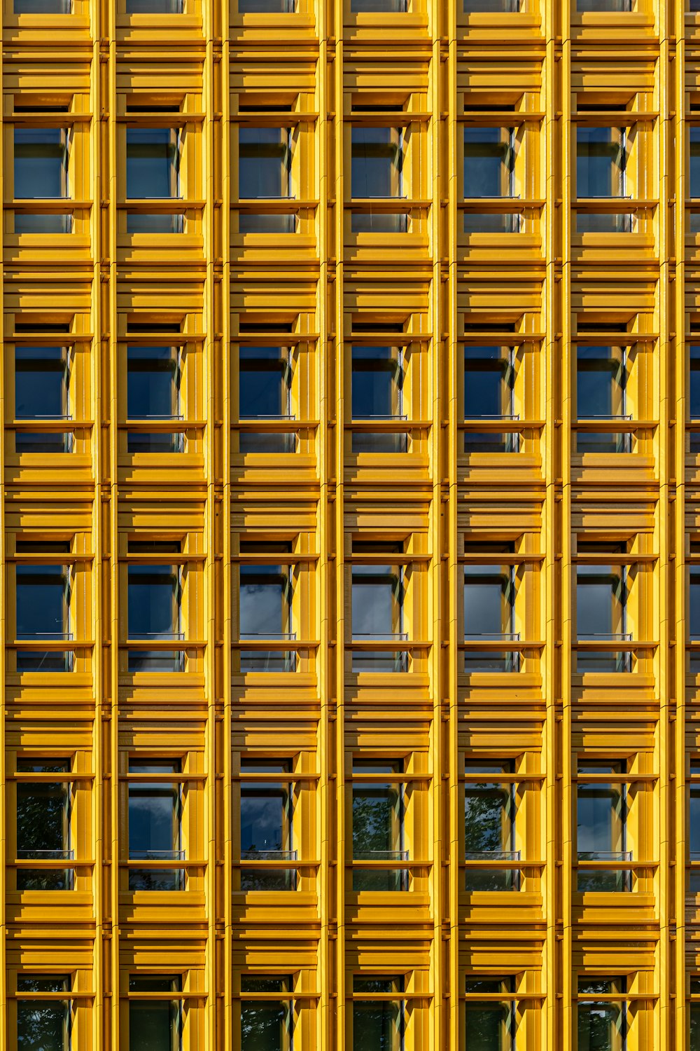 Edificio de hormigón amarillo durante el día