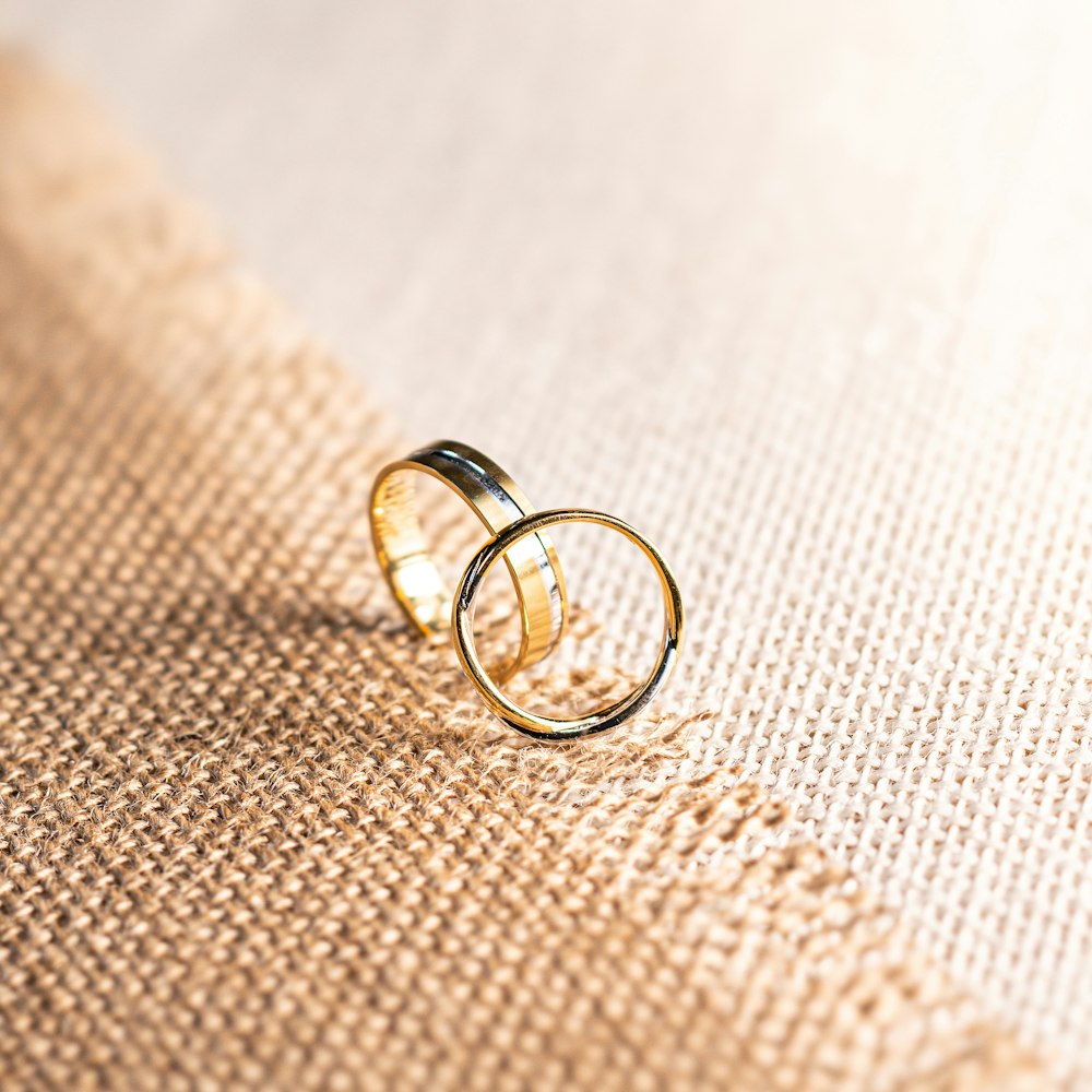 anello in argento su tessuto marrone