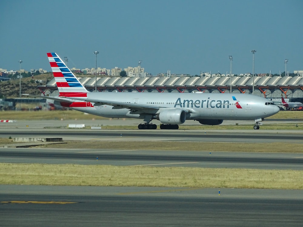 aereo passeggeri bianco e rosso sull'aeroporto durante il giorno