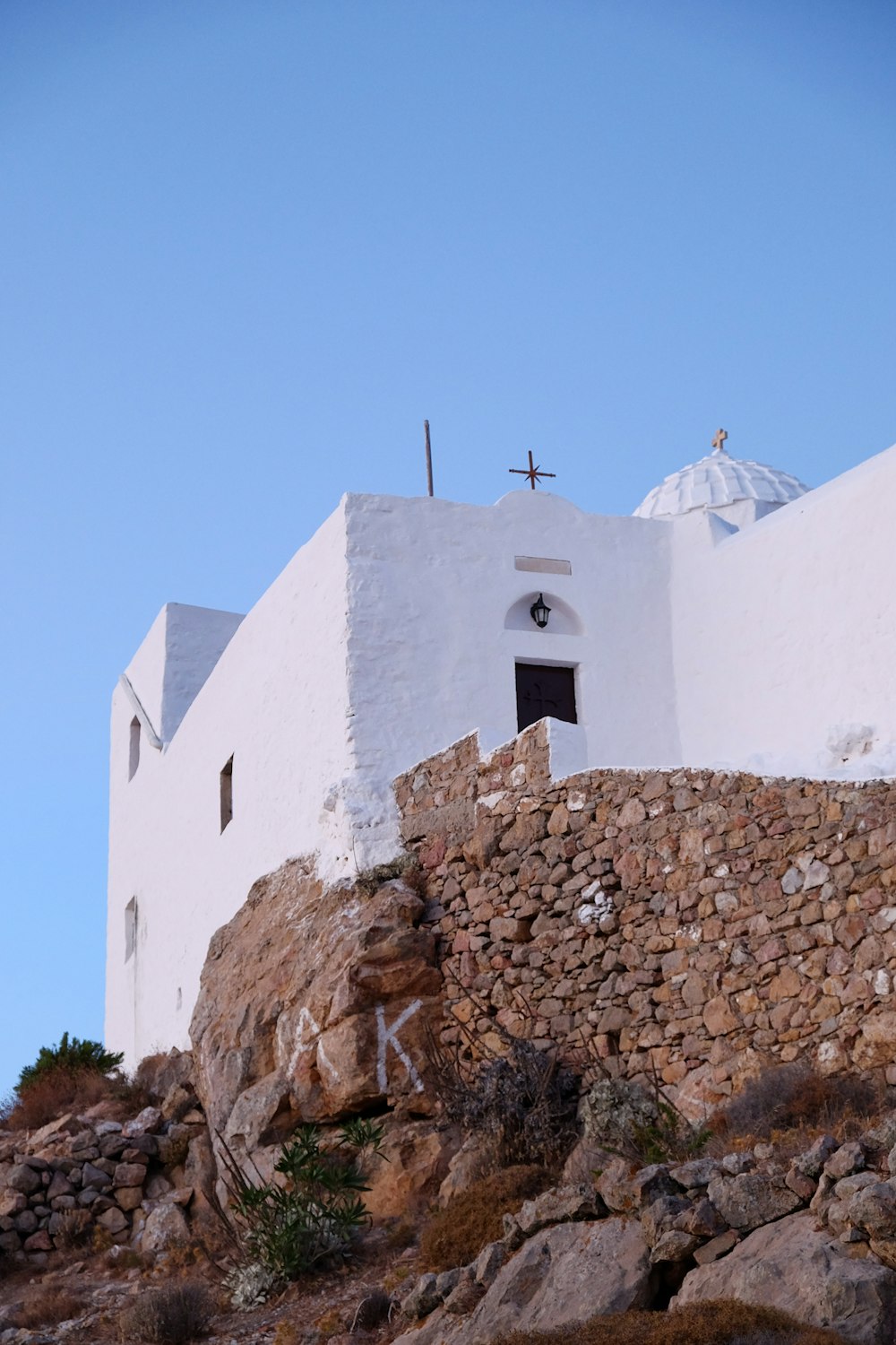 Edificio de hormigón blanco en Brown Rocky Hill durante el día