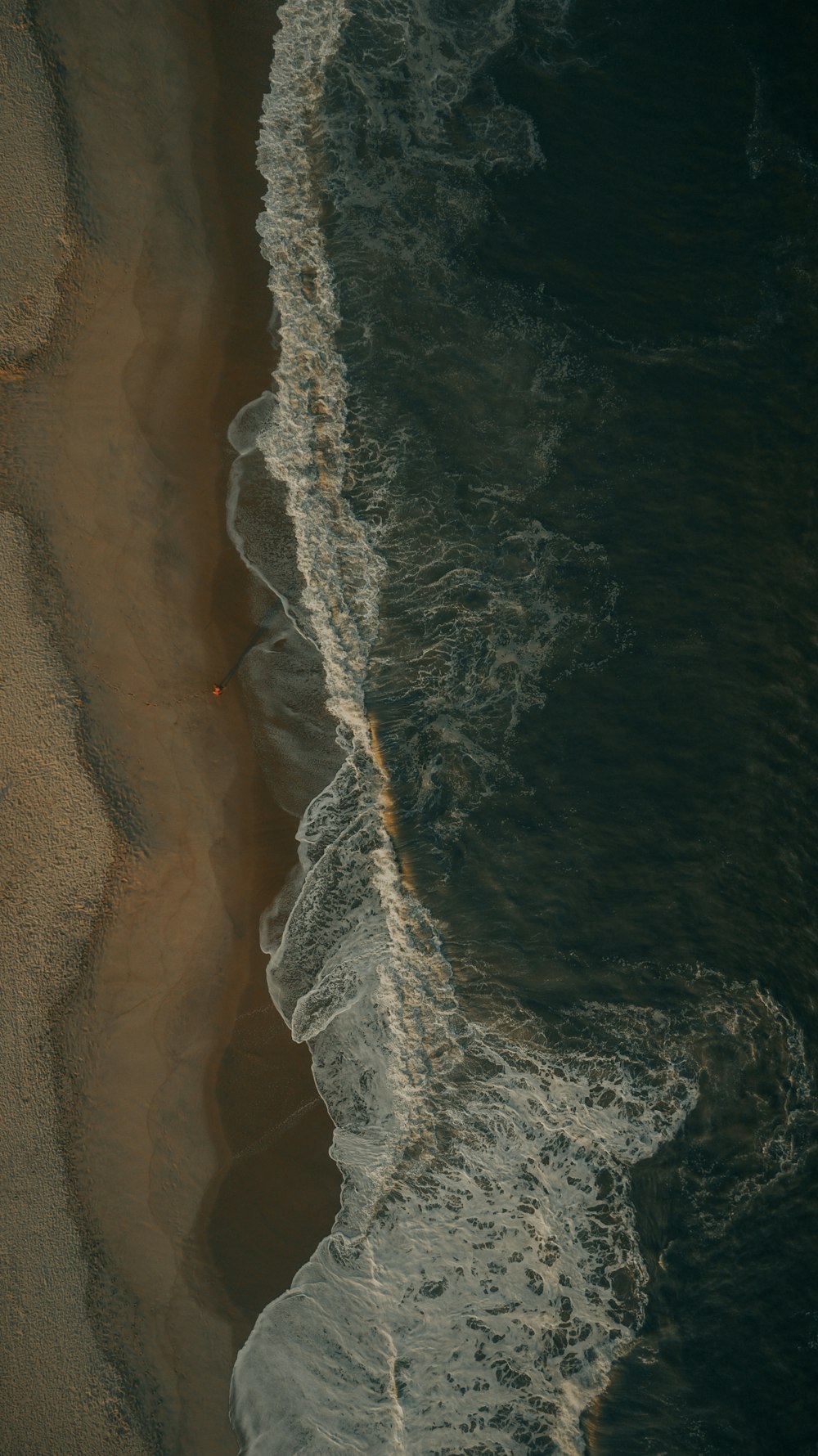 Vista aérea de las olas del océano en la costa durante el día