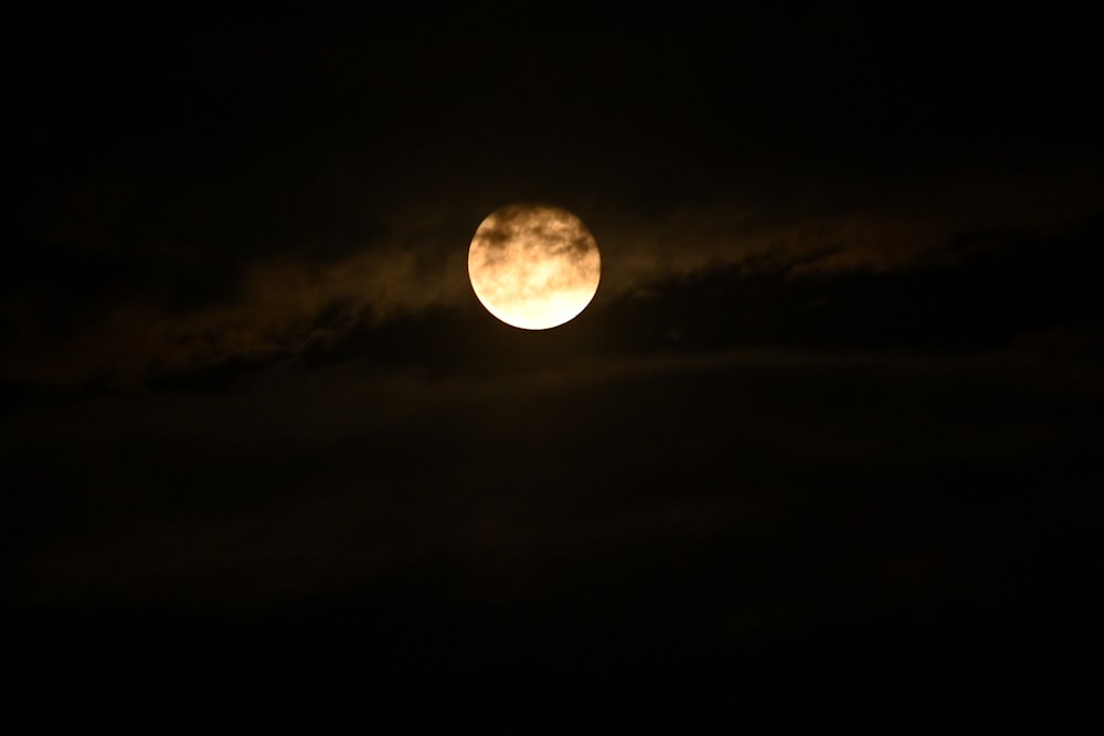 Foto de luna llena en el cielo – Imagen gratuita Naturaleza en Unsplash