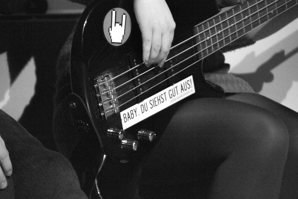 Guitarra eléctrica Stratocaster en blanco y negro