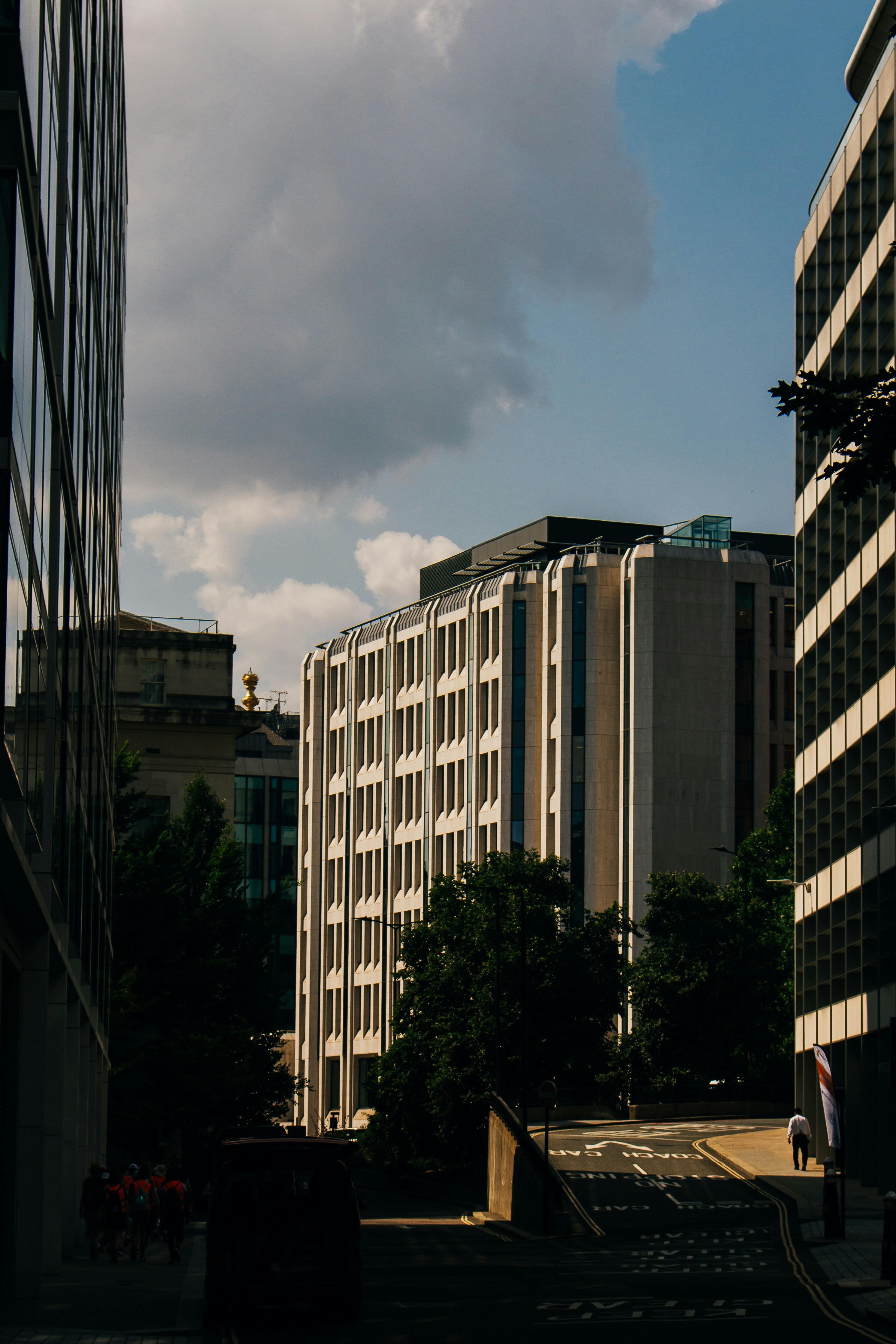 Weißbetongebäude tagsüber