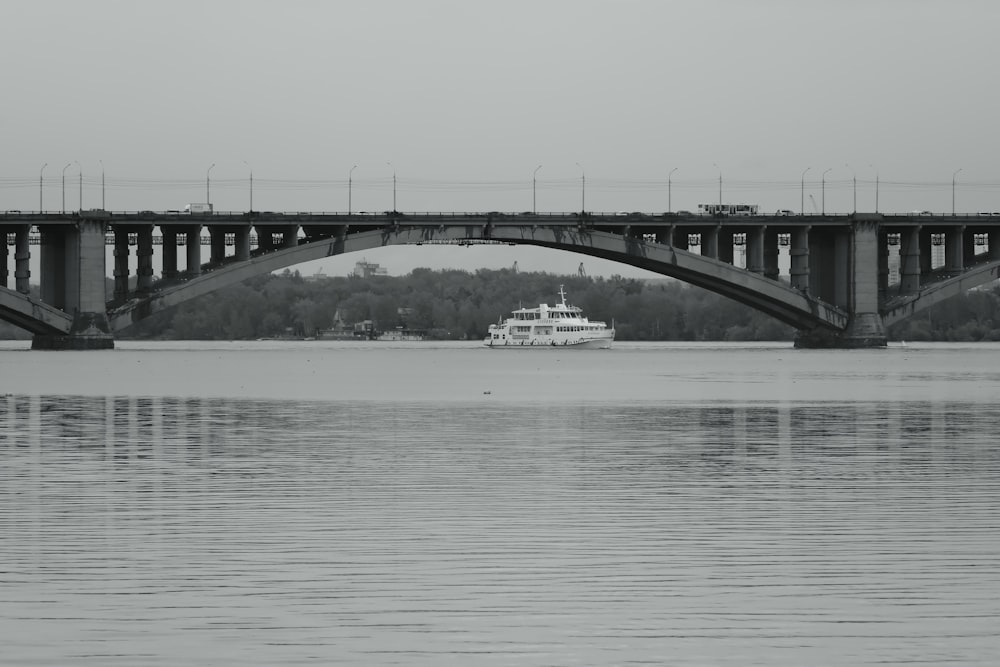 navio branco no mar sob a ponte durante o dia