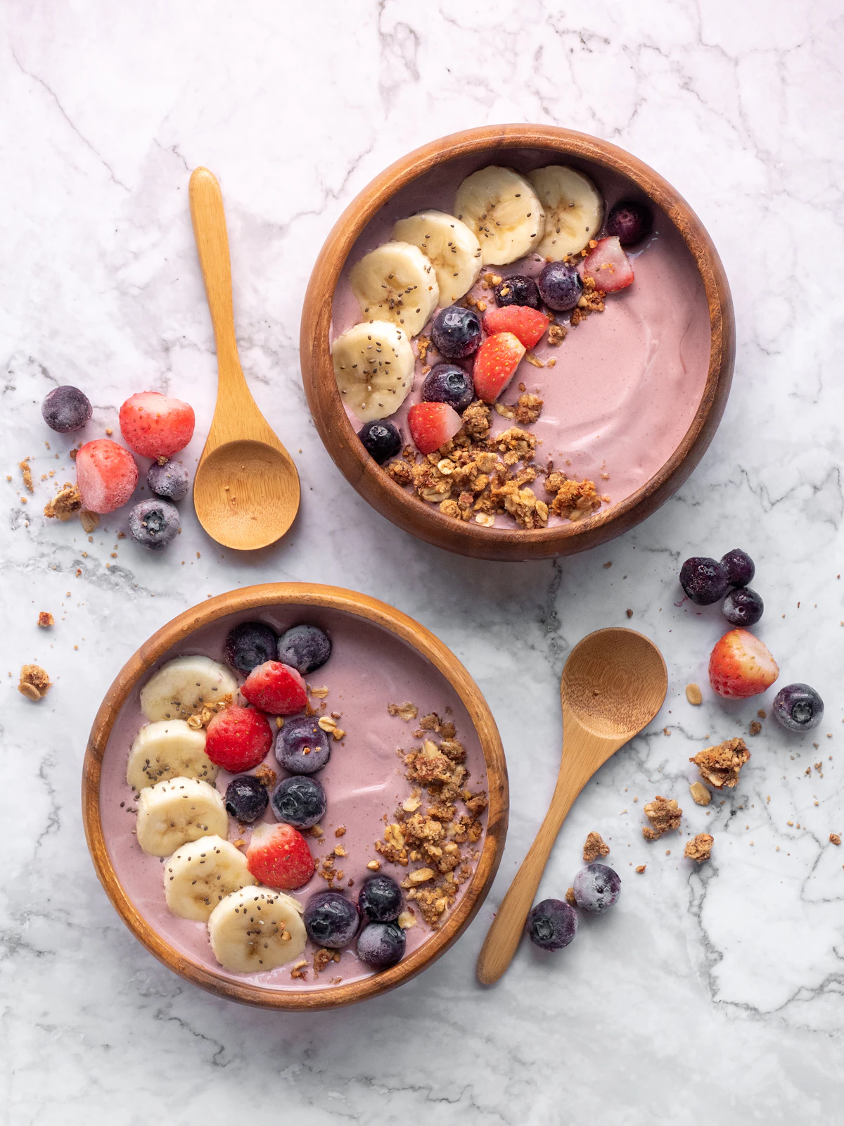 Cuenco de yogur natural con fruta y cereales servido desde arriba