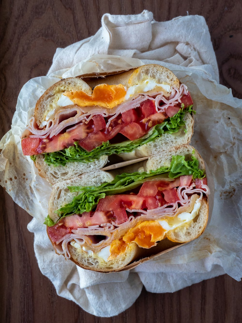 Sandwich au jambon sur papier blanc