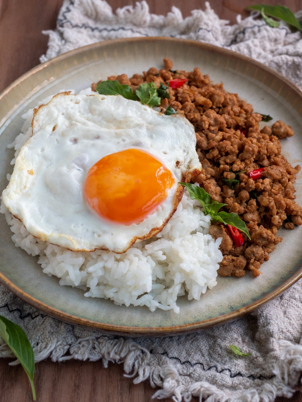 gebratener Reis mit Sunny Side Up Ei auf grauem Keramikteller