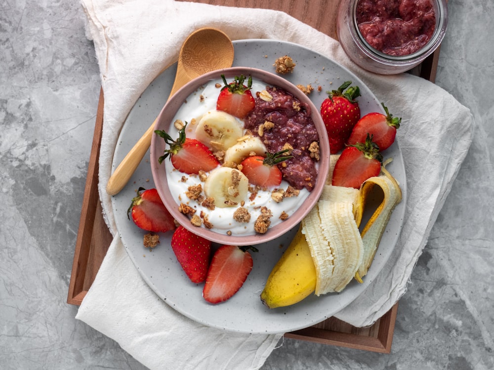 fruits tranchés sur assiette en céramique blanche