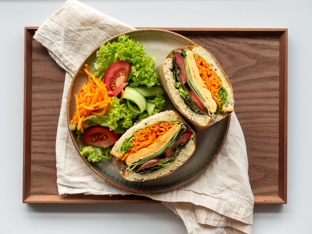 Salade de légumes sur assiette en céramique noire