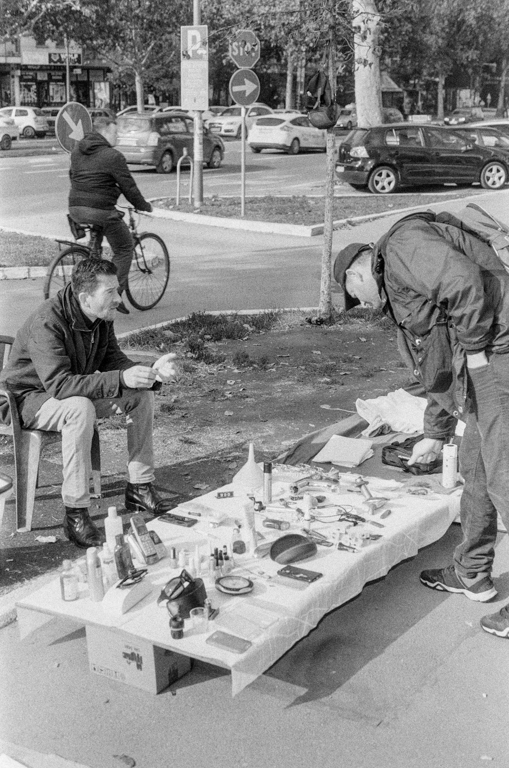 uomo in giacca che si siede sul pavimento mentre fuma