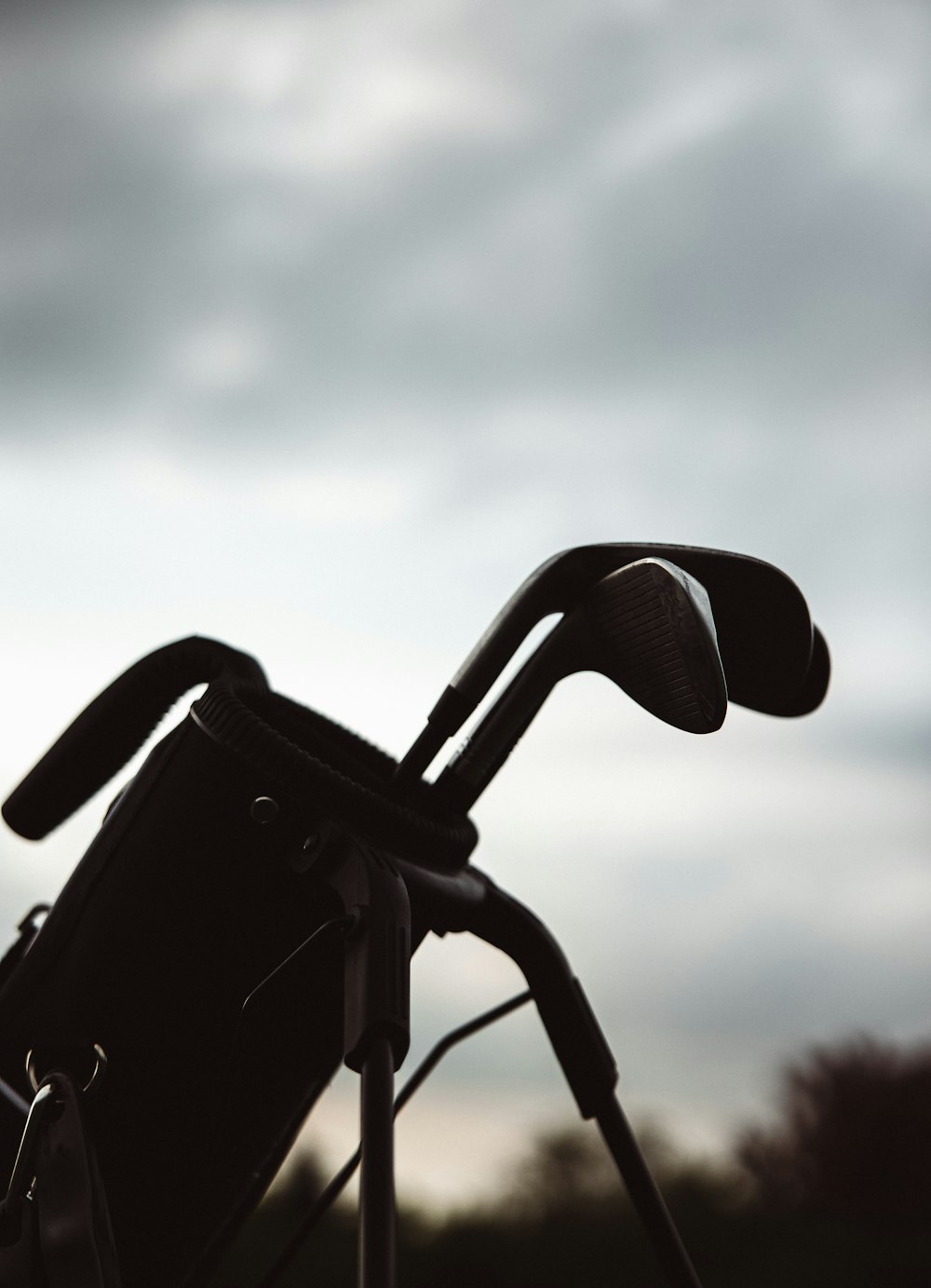 vélo noir et gris pendant la journée