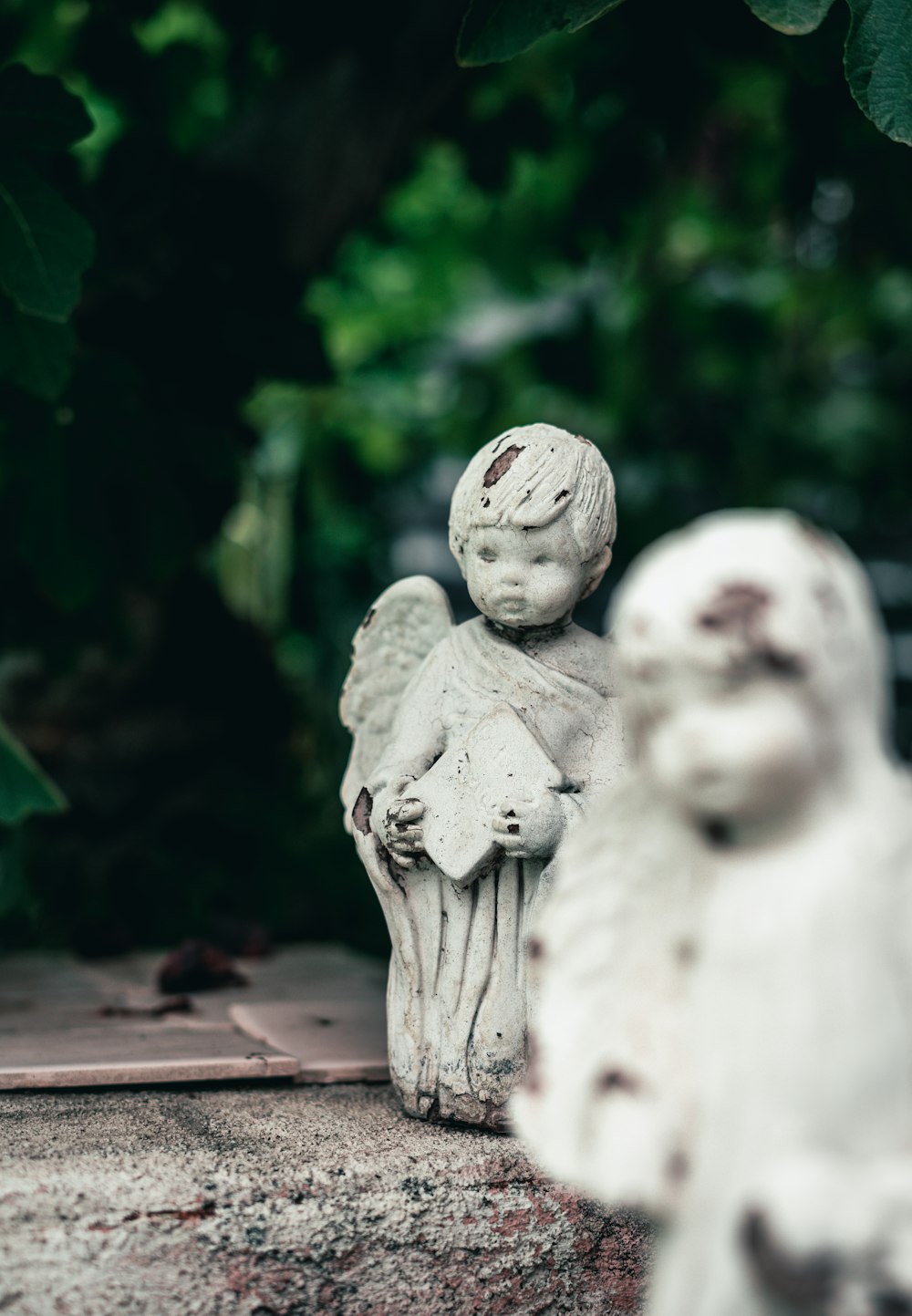 estatueta branca do anjo da cerâmica na mesa de madeira marrom