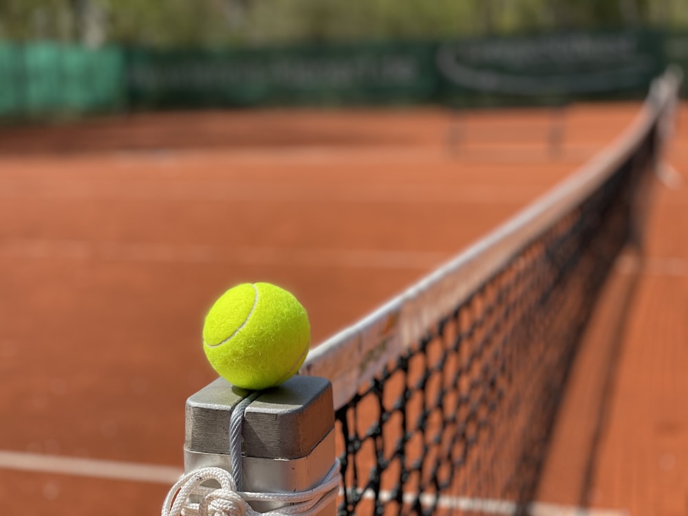 테니스 코트에서 테니스 공
