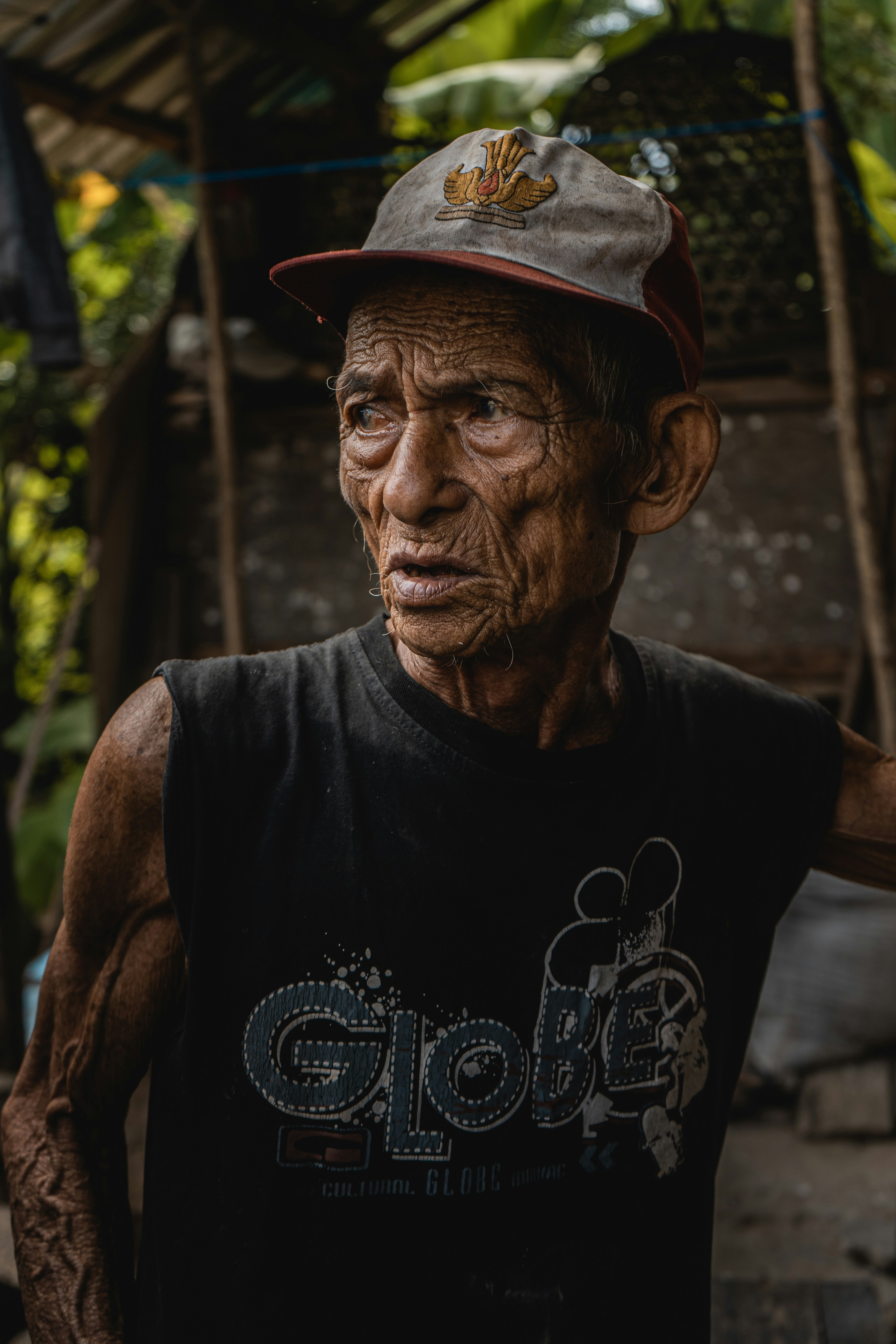 Pria berbaju tank top hitam mengenakan topi hitam