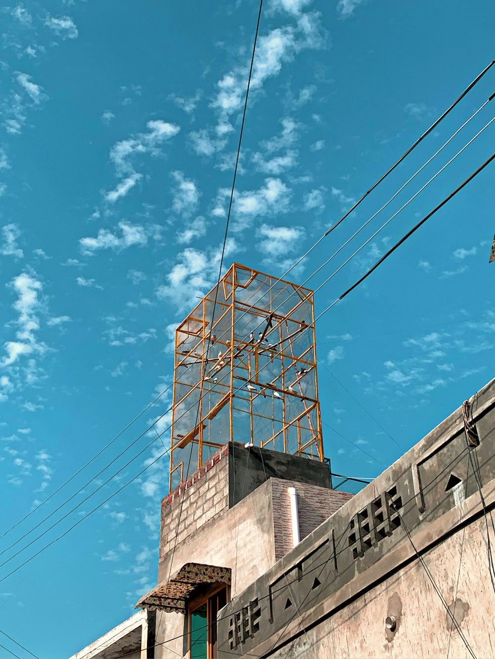 Bâtiment en béton brun sous le ciel bleu pendant la journée