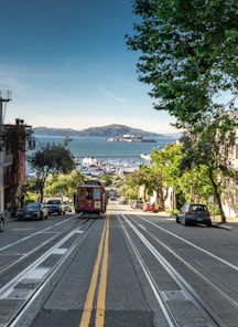 Vista dos bairros de São Francisco com o bondinho clássico e a Ilha de Alcatraz ao fundo.