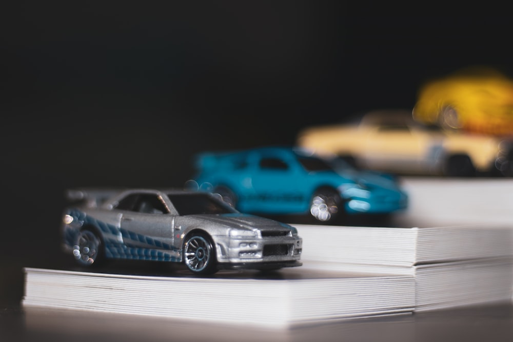 Maqueta a escala de Chevrolet Camaro azul y negro