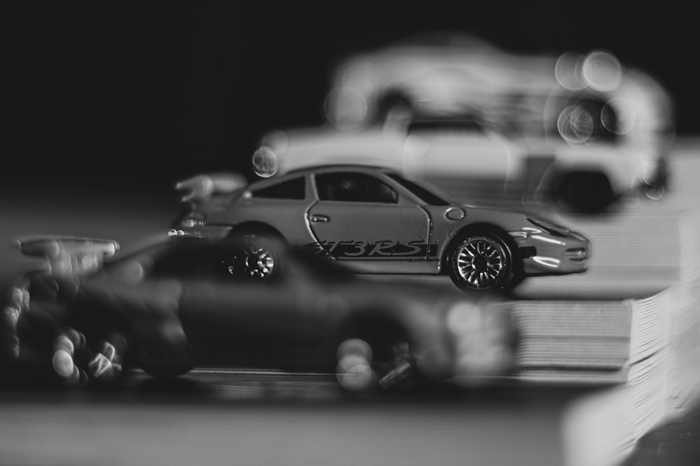 Foto en escala de grises de un Porsche 911 negro