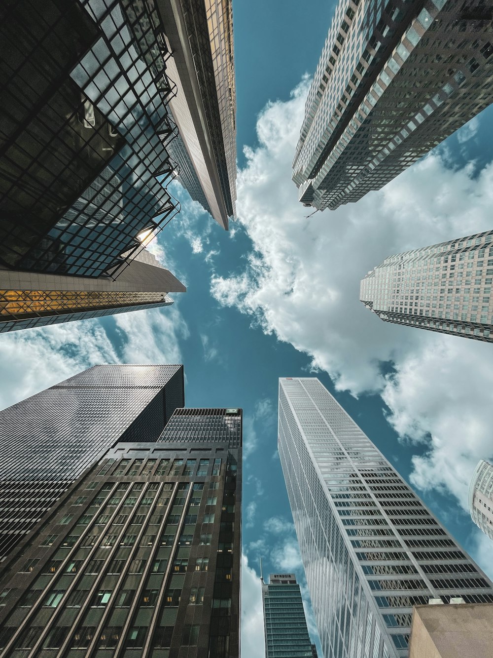 Photographie en contre-plongée d’immeubles de grande hauteur sous un ciel bleu pendant la journée