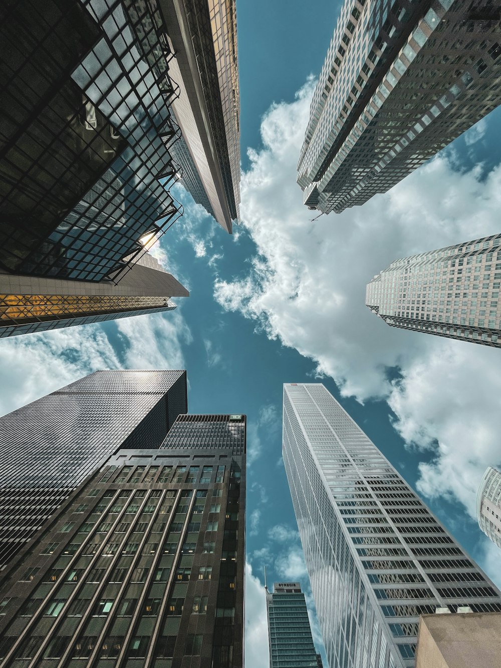 Fotografía de ángulo bajo de edificios de gran altura bajo el cielo azul durante el día