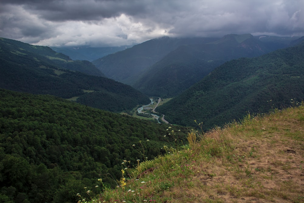 Grüne Berge tagsüber unter weißen Wolken