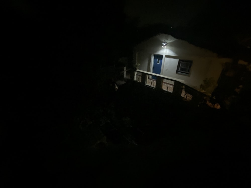 maison en béton blanc et brun pendant la nuit