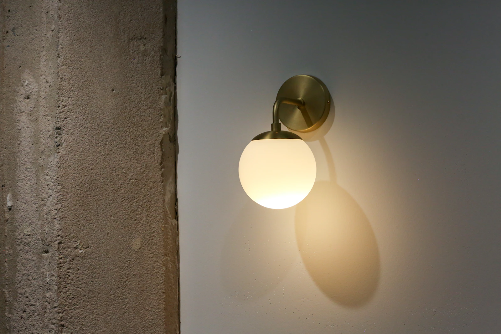 Lampadari Moderni Nero, Bianco o Oro: come il Colore Cambia la Stanza