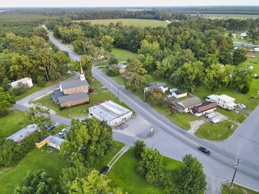 Vue aérienne d’arbres verts et de maisons pendant la journée