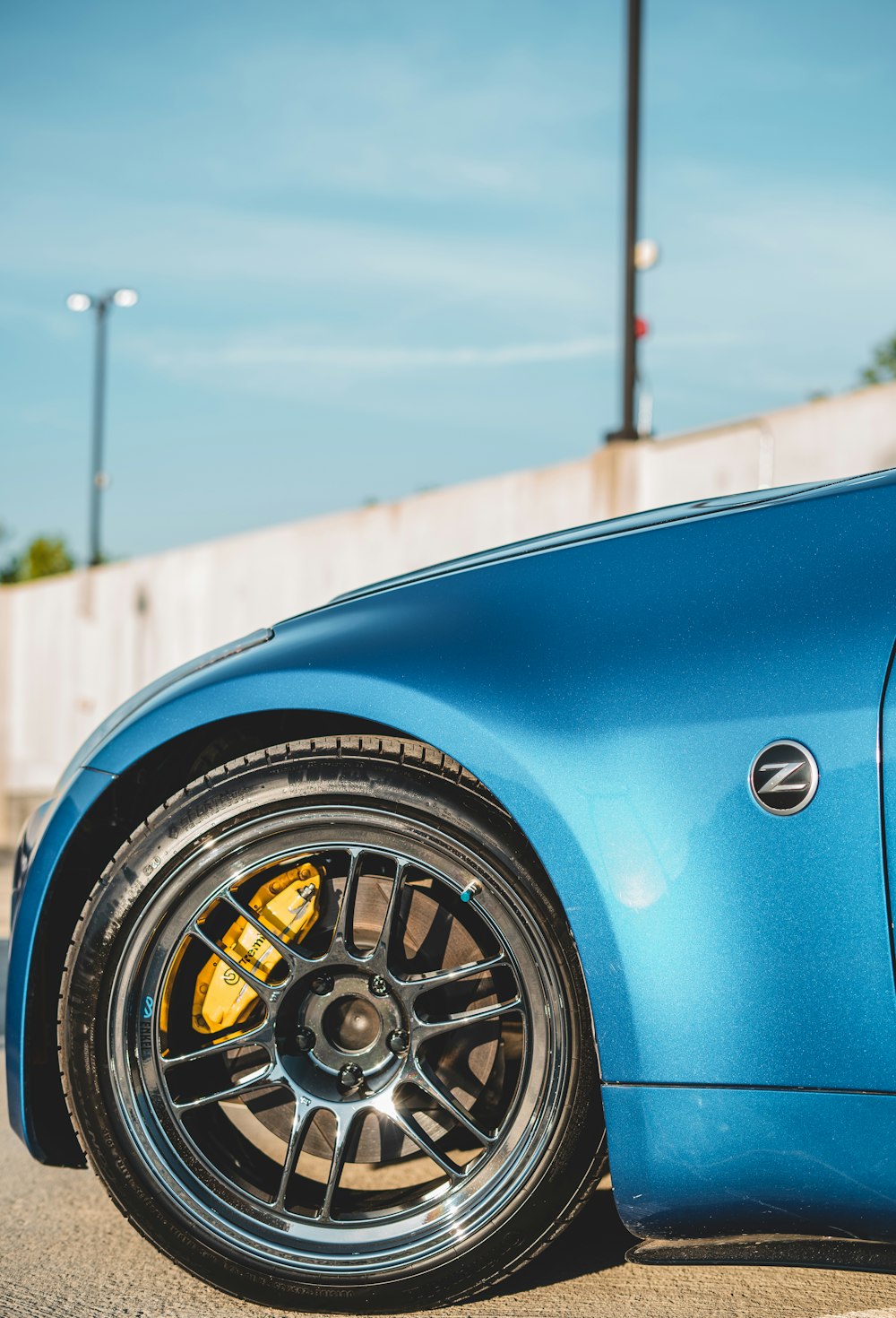 coche azul con rueda marrón