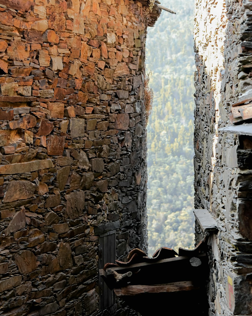 日中の茶色のレンガの壁