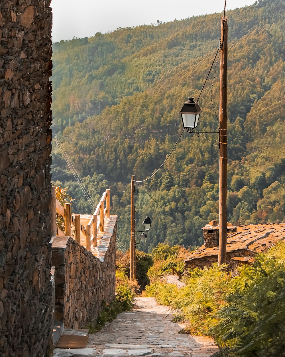 Téléphérique noir et blanc au-dessus de Green Mountain pendant la journée