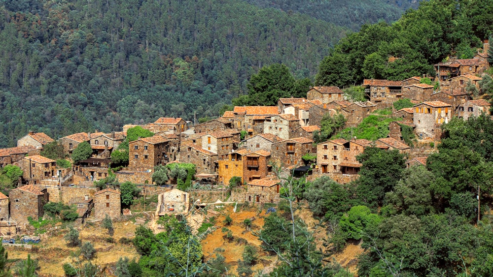 Casas de hormigón marrón en la montaña