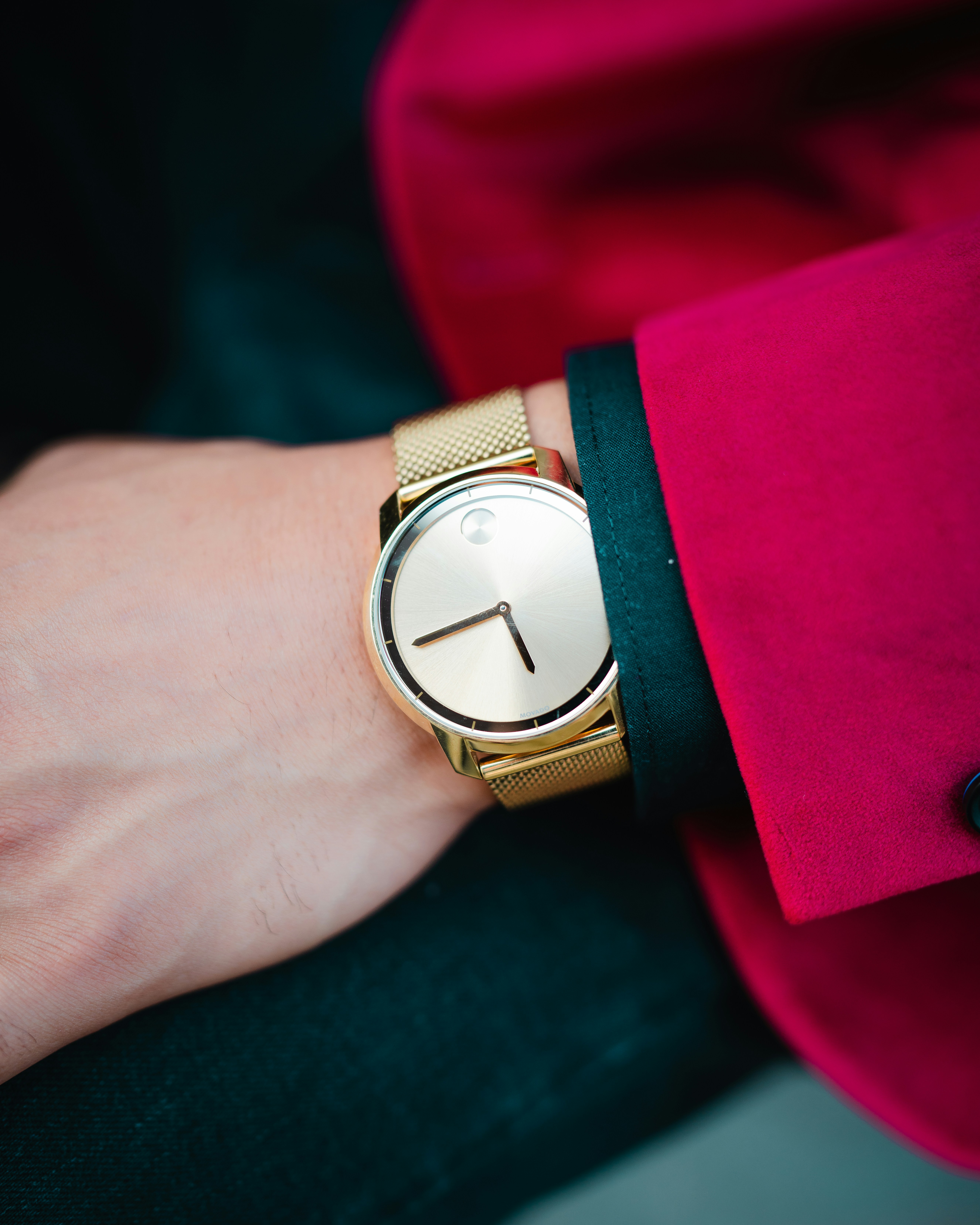 Analoguhr aus Gold und Silber