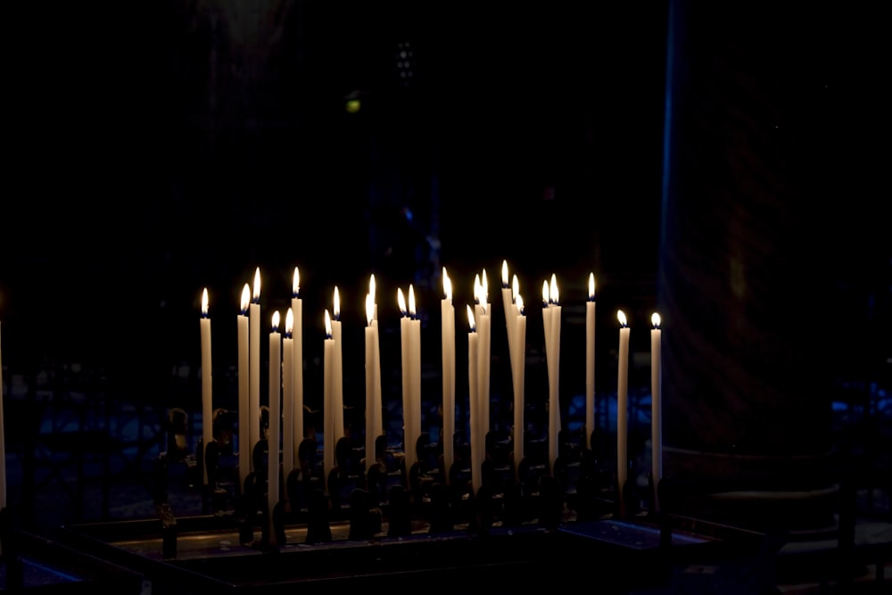 velas encendidas sobre superficie azul