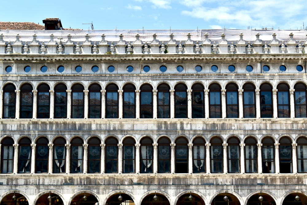 edificio in cemento bianco sotto il cielo blu durante il giorno