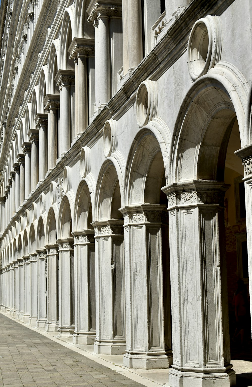 Edificio de hormigón blanco durante el día