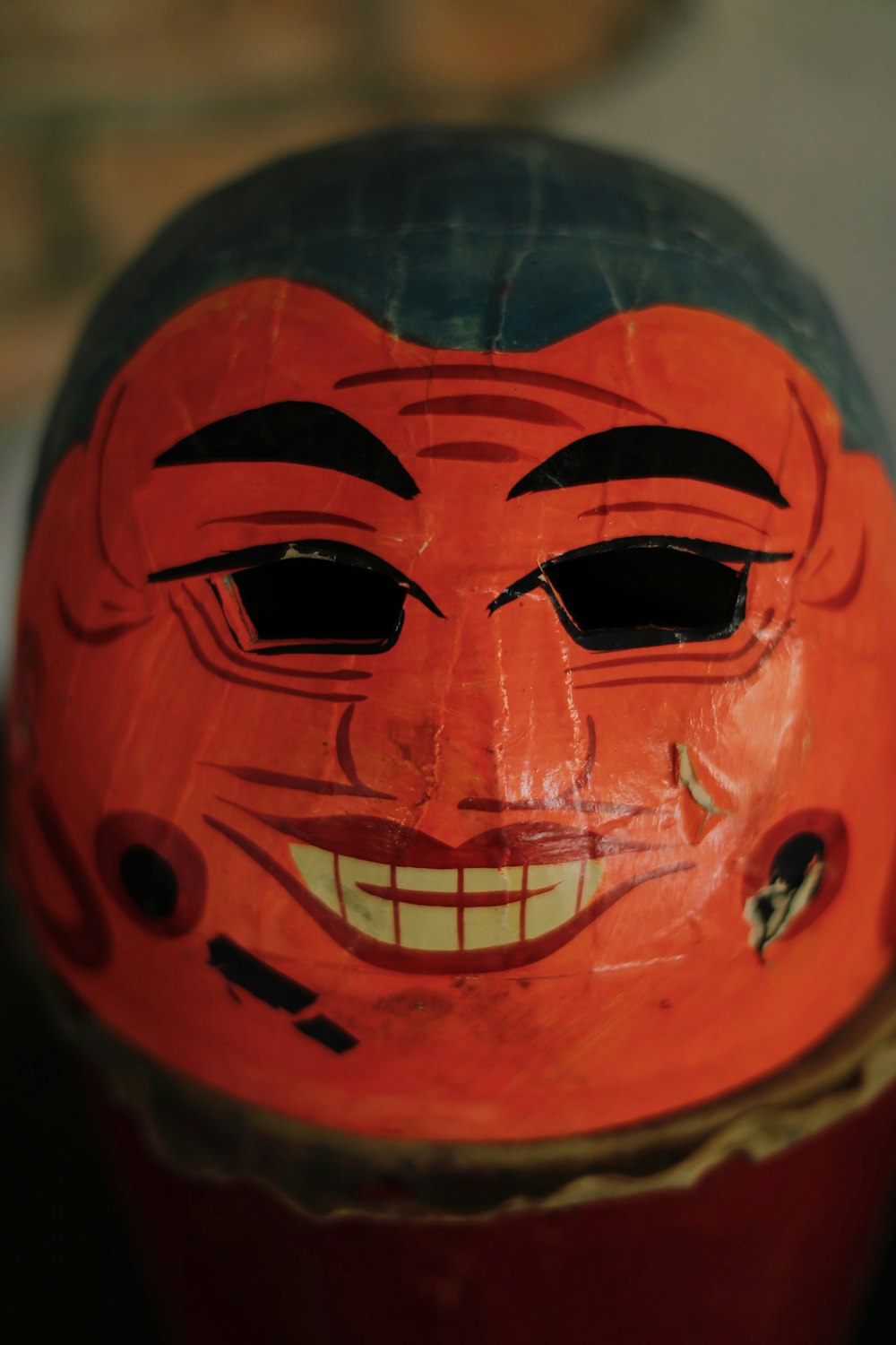 Máscara roja y negra en la fotografía de primer plano