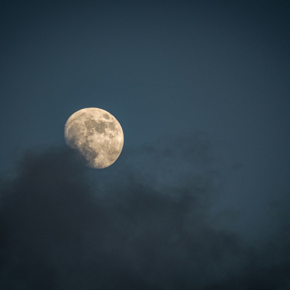 空に満月の写真 Unsplashで見つける自然の無料写真