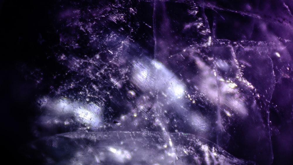紫と白の銀河のイラスト