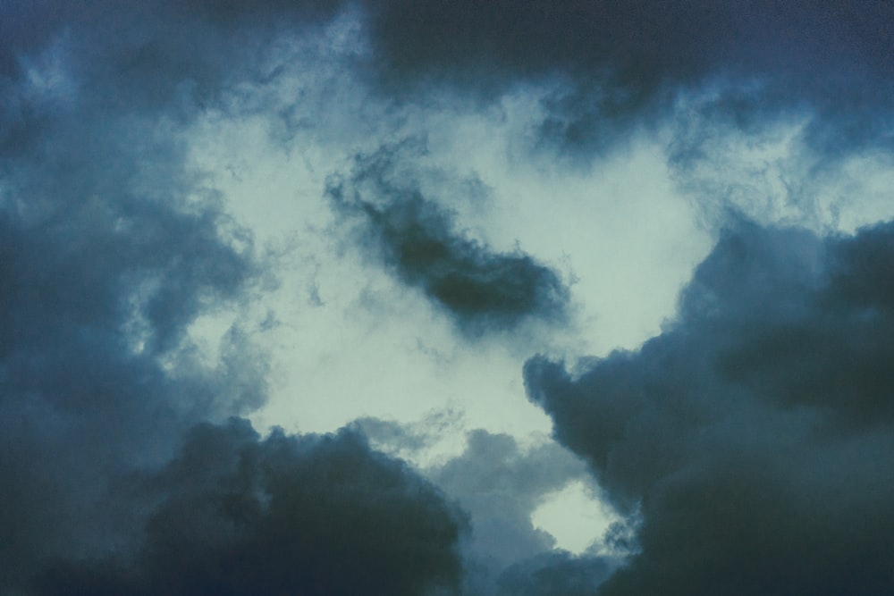 Weiße Wolken und blauer Himmel