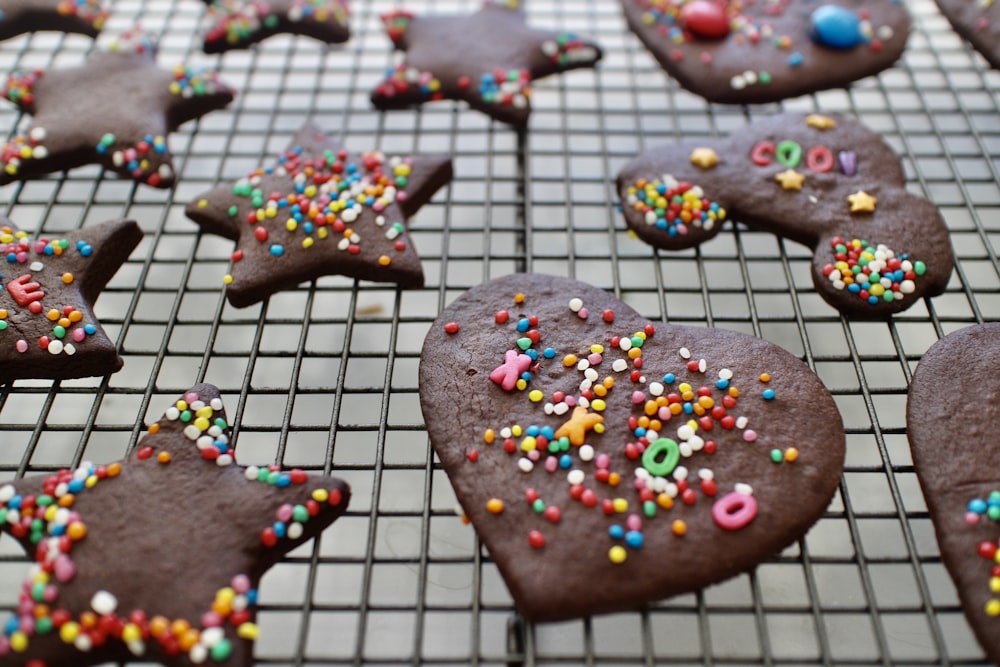 biscoitos castanhos e cor-de-rosa em forma de coração