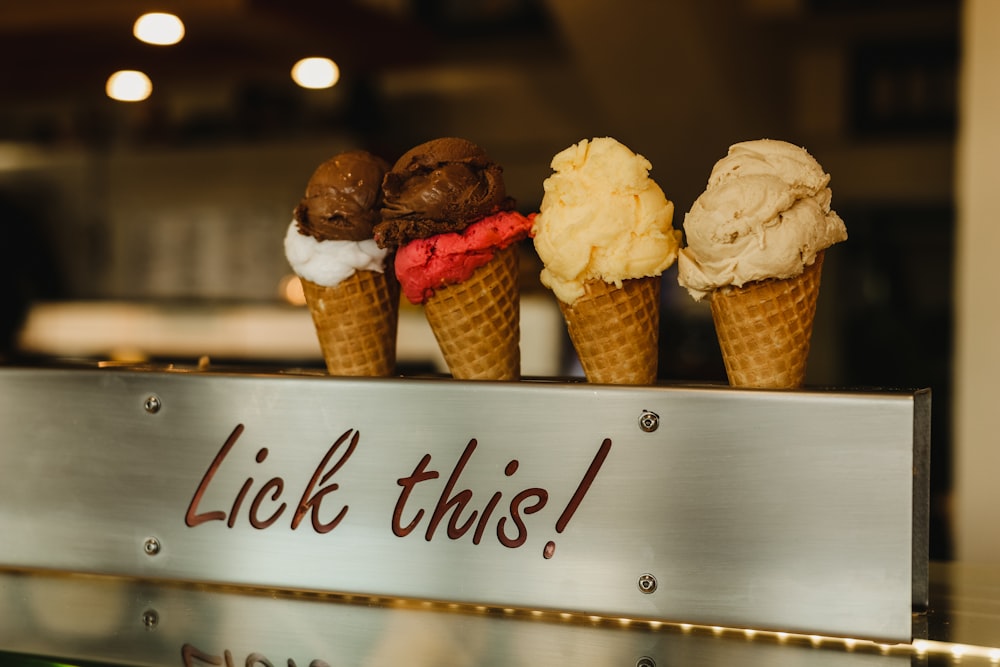 tres conos de helado en el soporte de helado