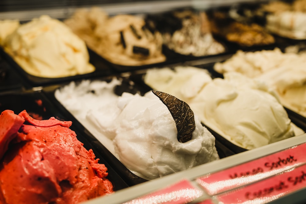 Helado blanco en bandeja negra