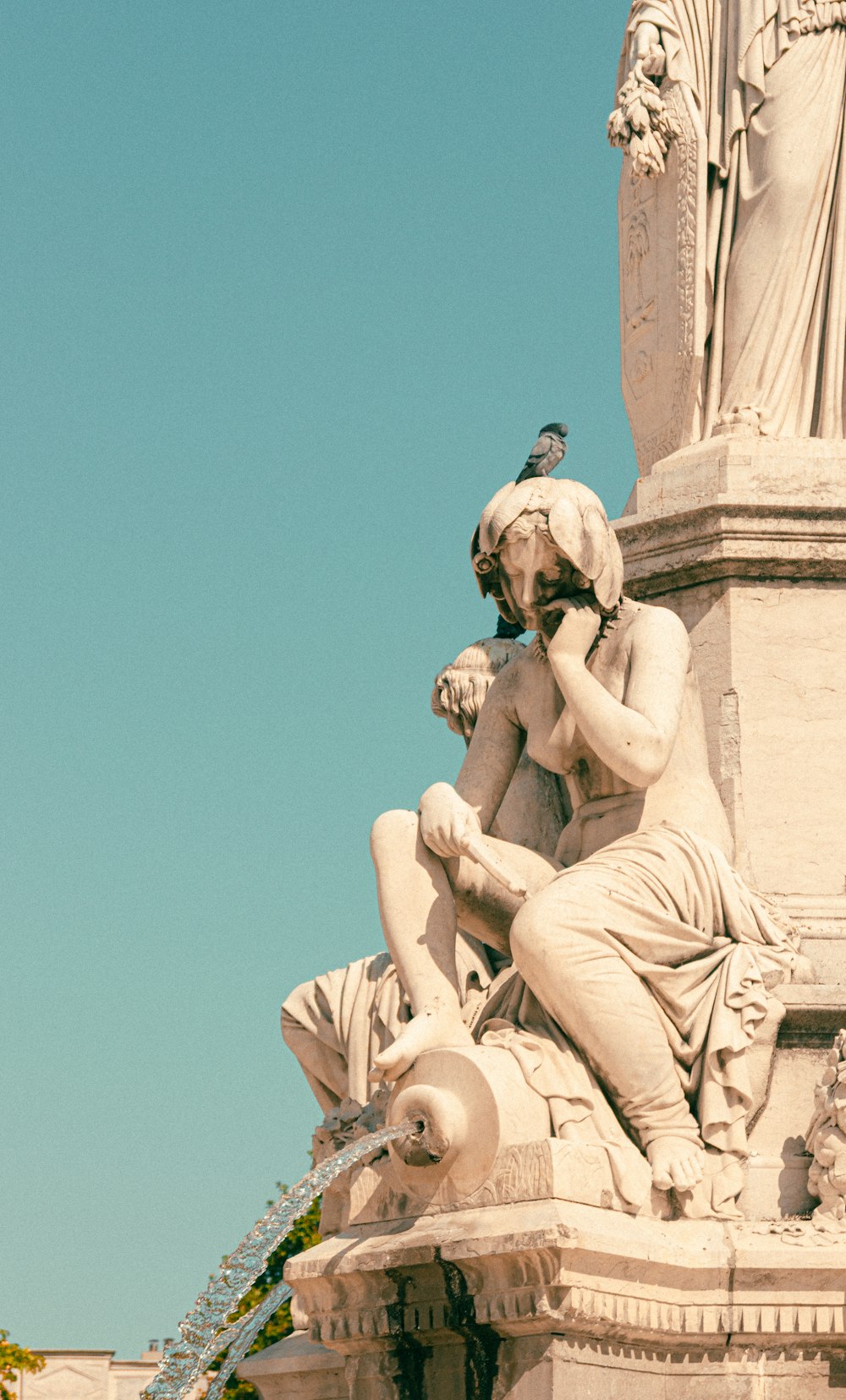 Frau in weißem Kleid Statue