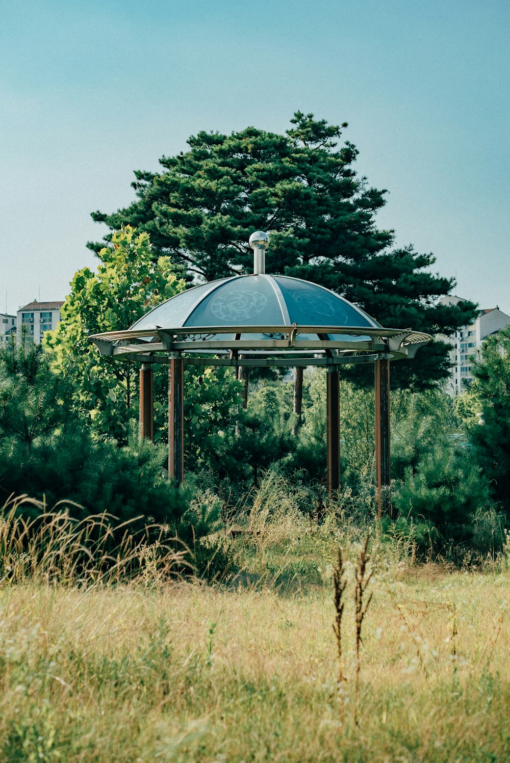 Arbres verts et gazebo en bois brun